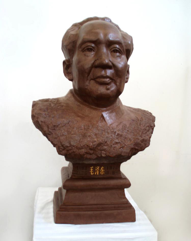 红砂岩毛泽东雕像
